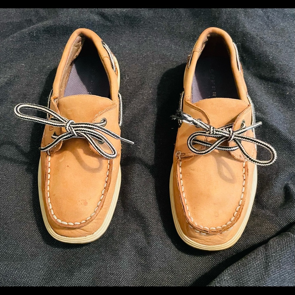 Leather Sperry’s. Little Boy size 3  gently used. Insoles excellent! Mesh flow
